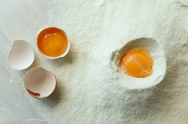 Zutaten zum Backen. (Eier, Mehl) — Stockfoto