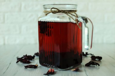 Pembe çay ile natürmort. 