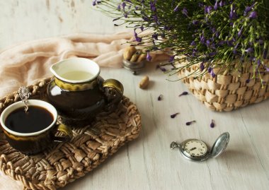 Bir fincan kahveyle hayat devam ediyor.. 