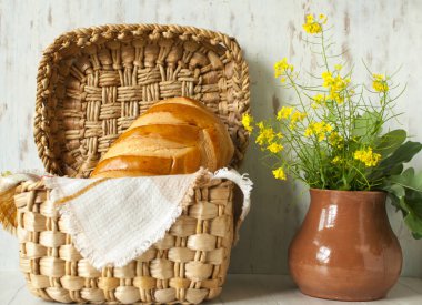   Bir somun ekmek ile natürmort. 