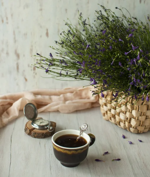 Ich lebe mit einer Tasse Kaffee. — Stockfoto