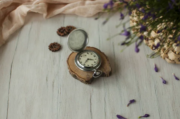 Bir saati ile natürmort. 