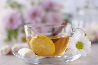 Limonlu ve tarçınlı çay.