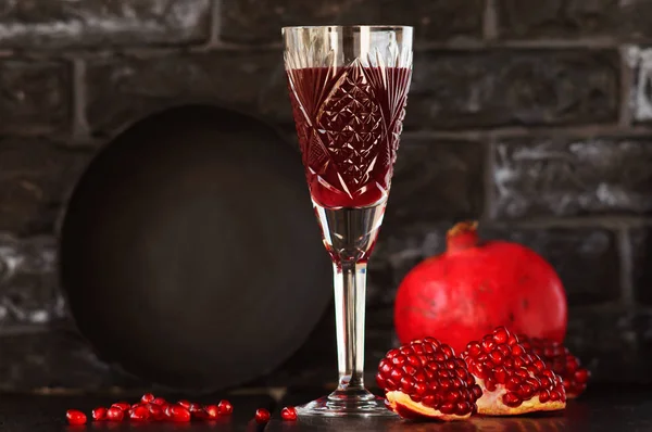  Bir nar ile natürmort. Sonbahar meyve. 