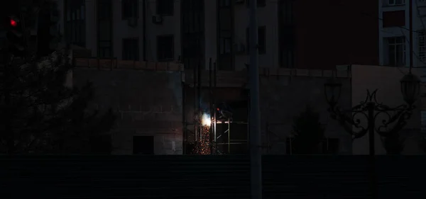 Soldador. Homem no trabalho . — Fotografia de Stock