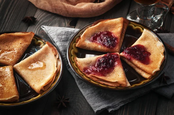 Tatlı dolgular ile lezzetli gözleme. Maslenitsa. 