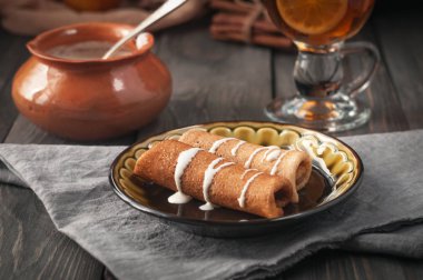 Tatlı dolgular ile lezzetli gözleme. Maslenitsa. 