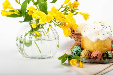 Bıldırcın yumurtası. Boyalı yumurta Paskalya için. Renkli hala can