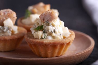 Tavuklu tart, haşlanmış yumurta, salatalık, baharat ve ot..