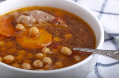 Tavuk, bezelye, domates ve dilimlenmiş havuçlu çorba. Lezzetli sıcak çorba.