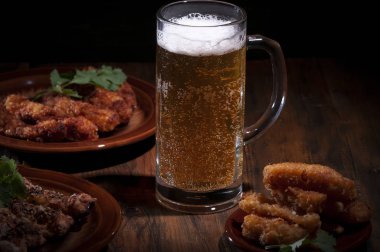 Atıştırmalık köpüklü bira..