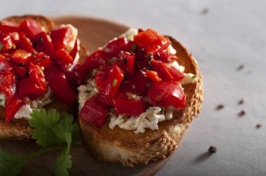 Hızlı ve lezzetli İtalyan aperatifleri. Peynirli kızarmış ekmek, tatlı biber, sarımsak ve otlar..