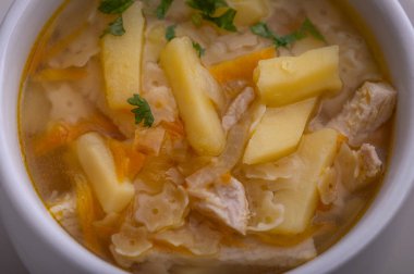 Tavuklu çorba, havuç, patates ve yıldız şeklinde makarna..