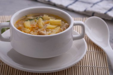 Tavuklu çorba, havuç, patates ve yıldız şeklinde makarna..