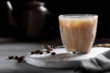 Soğuk buzlu kahve. Sütlü kahve..