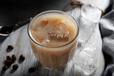 Soğuk buzlu kahve. Sütlü kahve..