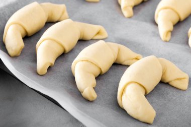 Kruvasan testi için hazırlıklar. Hamur bir üçgene bölünmüş..