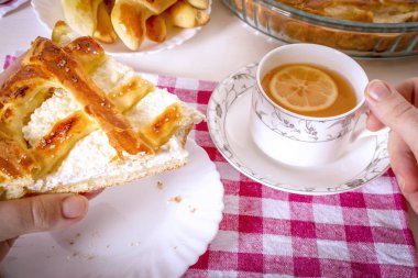 Peynirli dilimlenmiş turta ve limonlu çay..