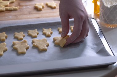 Kurabiyeleri rulo hamurdan kes