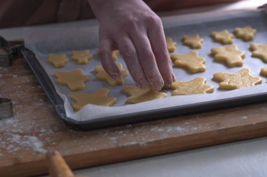 Kurabiyeleri rulo hamurdan kes