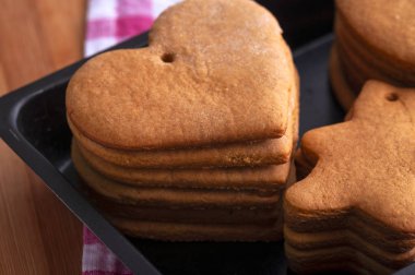 Tatil için hazırlık. Yeni yıl için fırında zencefilli kurabiye. Çizmeden önce zencefilli kurabiye kuru sıkı. Noel ağacında asılı duran delikli zencefilli kurabiyeler. Tatil hazırlığı.