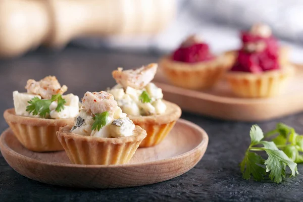 Tavuklu tart, haşlanmış yumurta, salatalık, baharat ve ot..