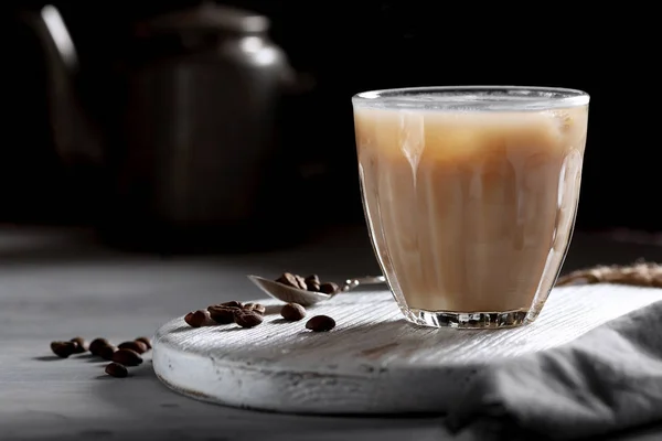 Soğuk buzlu kahve. Sütlü kahve..