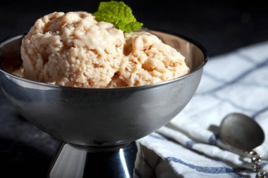 Meyveli dondurma. Elmalı dondurma.