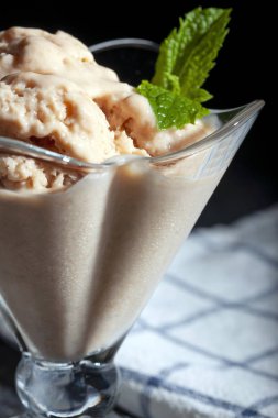 Meyveli dondurma. Elmalı dondurma.