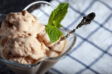 Meyveli dondurma. Elmalı dondurma.