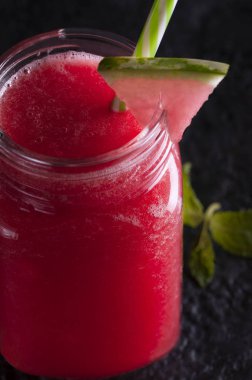 Kalemle kavanozda karpuz içeceği. Soğuk içecek..