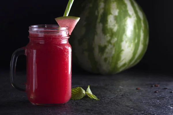 Picie Arbuza Słoiku Długopisem Fajny Drink — Zdjęcie stockowe