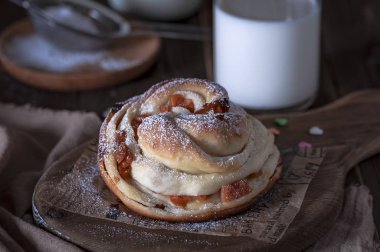 Kuru üzümlü Kruffinler ve üzerine pudra şekeri serpiştirilmiş kuru kayısılar. Şenlik havası.