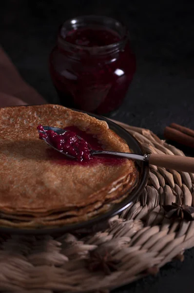 Panqueques con mermelada de frambuesa — Foto de Stock