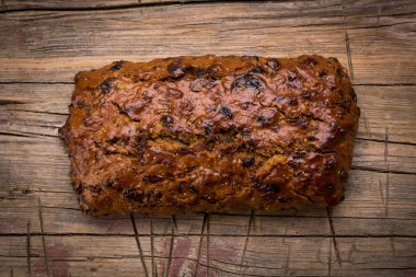 Somun meyve ekmek ahşap arka plan üzerinde.