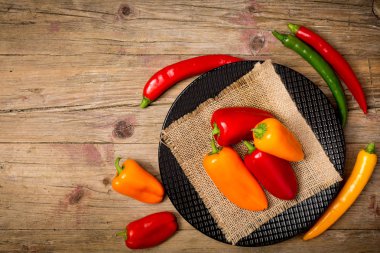 Bell ve biber chabby ahşap arka plan üzerinde.