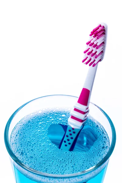 Zahnbürste im Glas mit Mundspülung — Stockfoto
