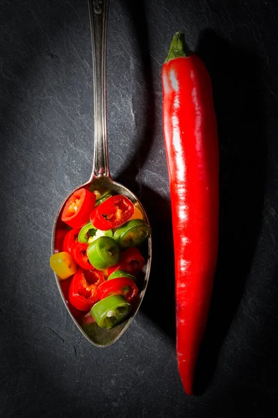 Peperoni au piment rouge sur fond noir . — Photo