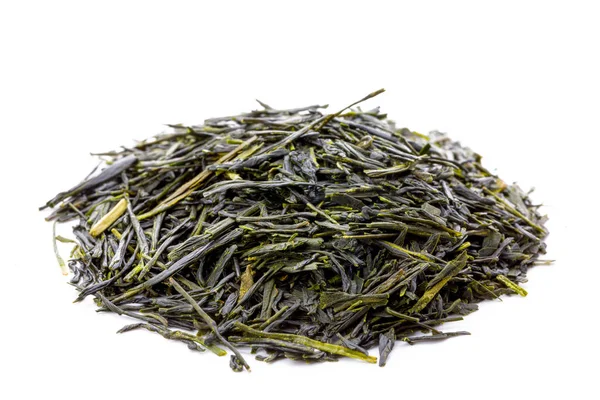 Blätter des grünen japanischen Sencha-Tees isoliert auf weißem Hintergrund — Stockfoto