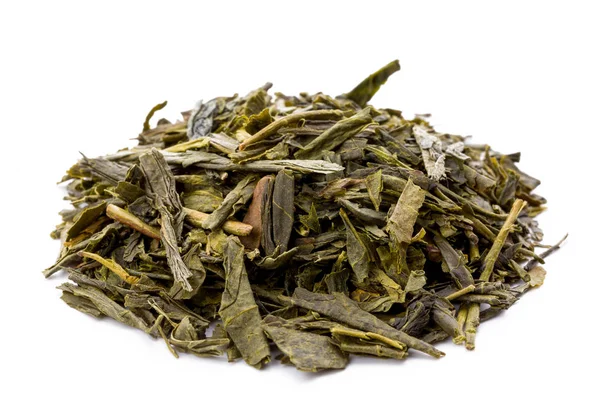 Blätter des grünen japanischen Bancha-Tees isoliert auf weißem Hintergrund — Stockfoto