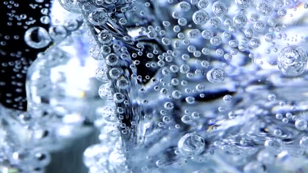 Пузырьки воздуха в брызгах воды — стоковое видео