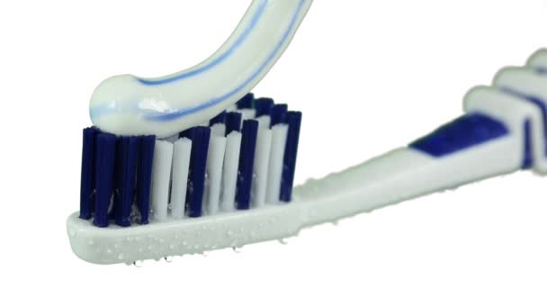 Poner pasta de dientes en el cepillo de dientes — Vídeos de Stock