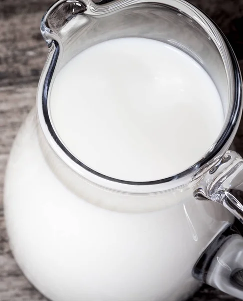 Jarro de leite close-up, vista de cima . — Fotografia de Stock