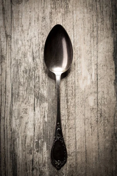 Vecchio cucchiaio su sfondo di legno . — Foto Stock