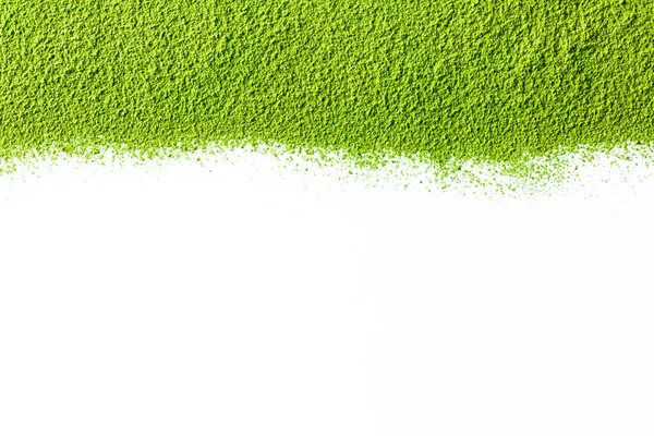 Gepuderter grüner Matcha-Tee auf weißem Hintergrund — Stockfoto