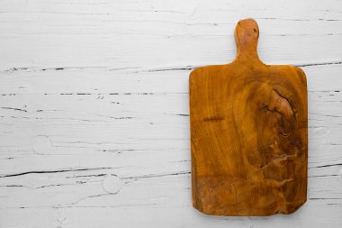 Vintage kesme tahtası Beyaz ahşap zemin üzerinde kopya alanı ile