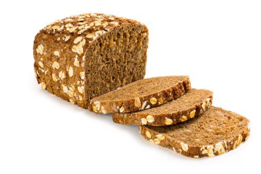 Beyaz arka plan üzerinde izole tam tahıl Siyah ekmek somun kesilerek