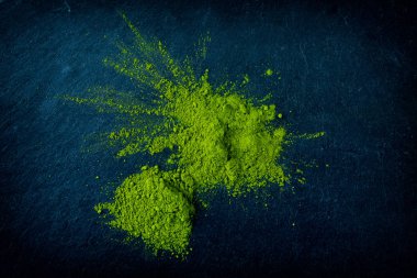 Karanlık arduvaz arka plan üzerinde Matcha yeşil çay