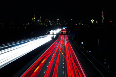 Gece trafik yollar otoyol, Skyline Frankfurt Almanya