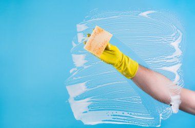 El bir pencere veya cam temizlik